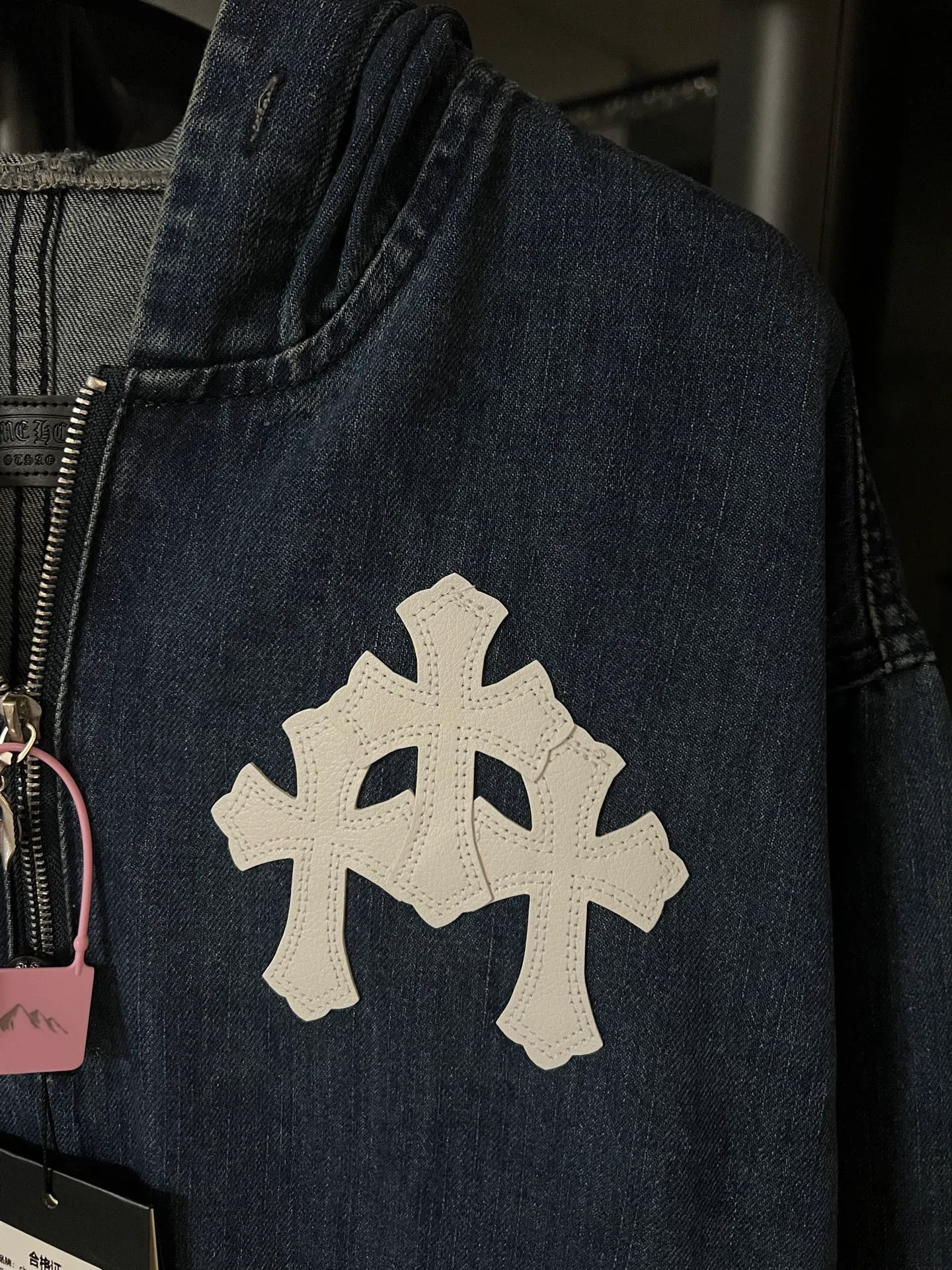 P250 [Next day] Chrome Hearts/Chrome Hearts 25FW Chest patch + double embroidery Sanskrit print design CH half zipper denim sweatshirt (blue) The new half zipper denim sweatshirt is not bad. It is quite casual, with a loose fit, simple blue and white color scheme, full of details, leather logo, Sanskrit print, classic denim fabric, no matter the body shape, anyone can control it, celebrity private wear, same style for men and women, look for the correct version. All I can say is that it’s absolutely absolutely stunning🔥 Size: S M L Detailed size can be found in picture 9